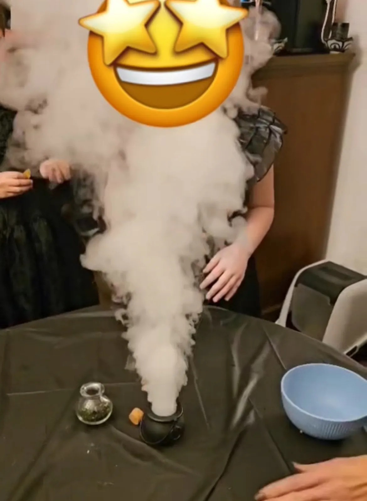 Eine große weiße Nebelwolke steigt aus einem schwarzen Kessel auf